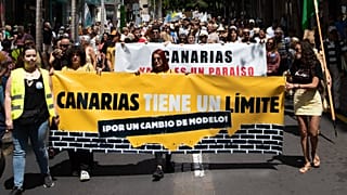 As Ilhas Canárias estão a registar um número de turistas "recorde", apesar dos protestos dos residentes