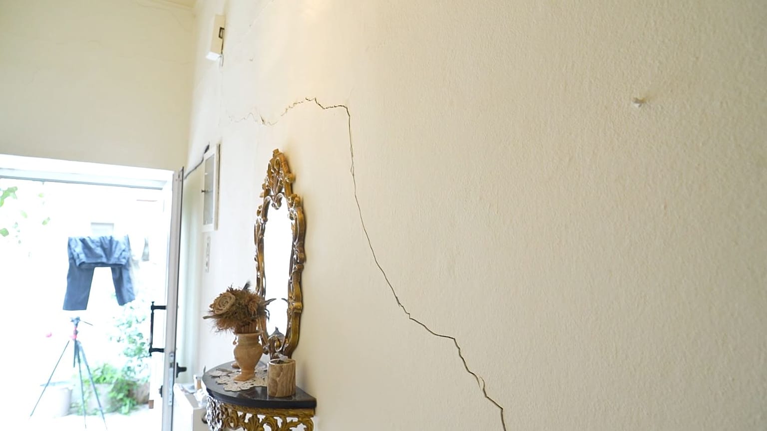 Fenda numa casa em Voutes Heraklion