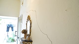 Fenda numa casa em Voutes Heraklion