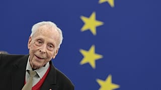 Der Zweite-Weltkrieg-Veteran Robert Chot spricht während einer Zeremonie zum 80. Jahrestag des Endes des Zweiten Weltkriegs in Europa am Mittwoch, den 7. Mai 2025, im Europäischen Parlament in Straßburg.