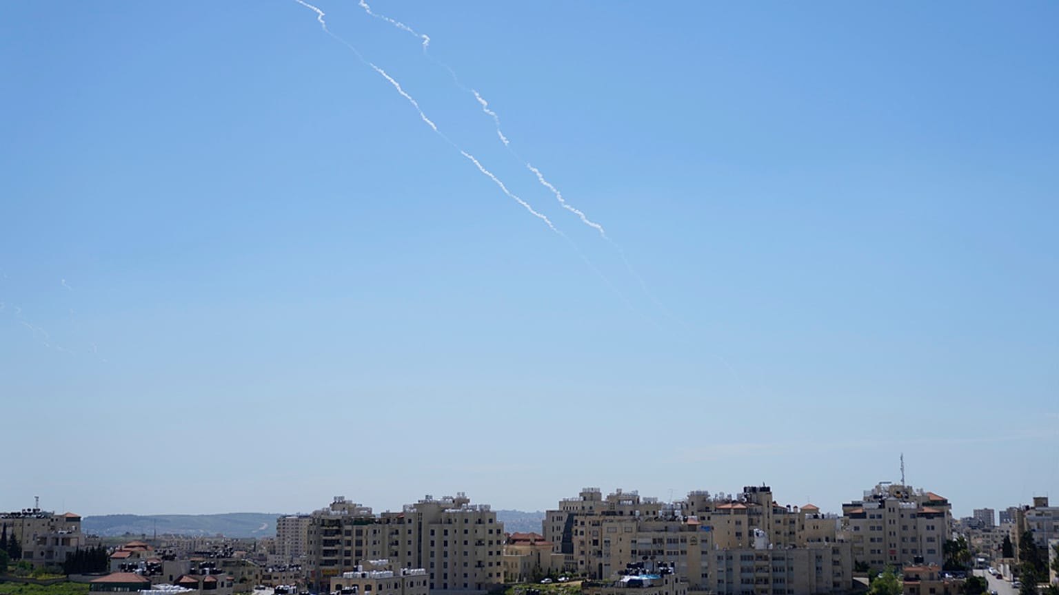 ام الدفاع الجوي الإسرائيلي يطلق النار لاعتراض صواريخ تم إطلاقها من اليمن، كما يظهر من مدينة رام الله بالضفة الغربية، الخميس، 27 مارس/آذار 2025. 
