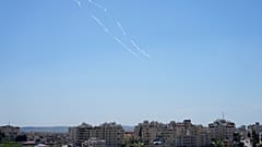 ام الدفاع الجوي الإسرائيلي يطلق النار لاعتراض صواريخ تم إطلاقها من اليمن، كما يظهر من مدينة رام الله بالضفة الغربية، الخميس، 27 مارس/آذار 2025. 