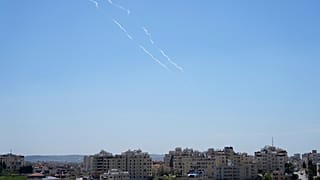 نظام الدفاع الجوي الإسرائيلي يطلق النار لاعتراض صواريخ تم إطلاقها من اليمن، كما يظهر من مدينة رام الله بالضفة الغربية، الخميس، 27 مارس/آذار 2025