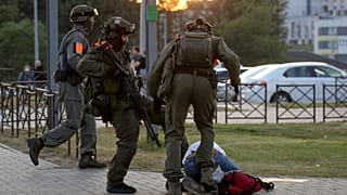 ΑΡΧΕΙΟ - Αστυνομικοί κλωτσούν ένα διαδηλωτή της αντιπολίτευσης