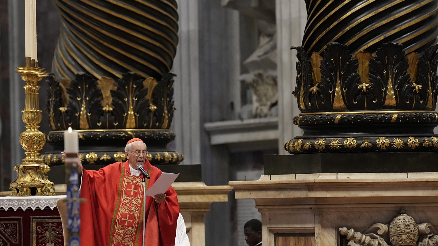 O Cardeal Giovanni Battista Re celebra a missa pré-conclave com os cardeais na Basílica de São Pedro a 7 de maio de 2025.