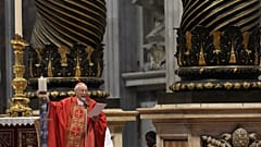 El cardenal Giovanni Battista Re celebra la misa previa al cónclave con los cardenales en la Basílica de San Pedro el 7 de mayo de 2025.