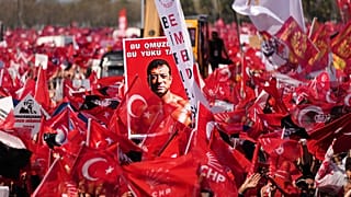 Protestocular Ekrem İmamoğlu posteri taşıyor, İstanbul, 29 Mart 2025.