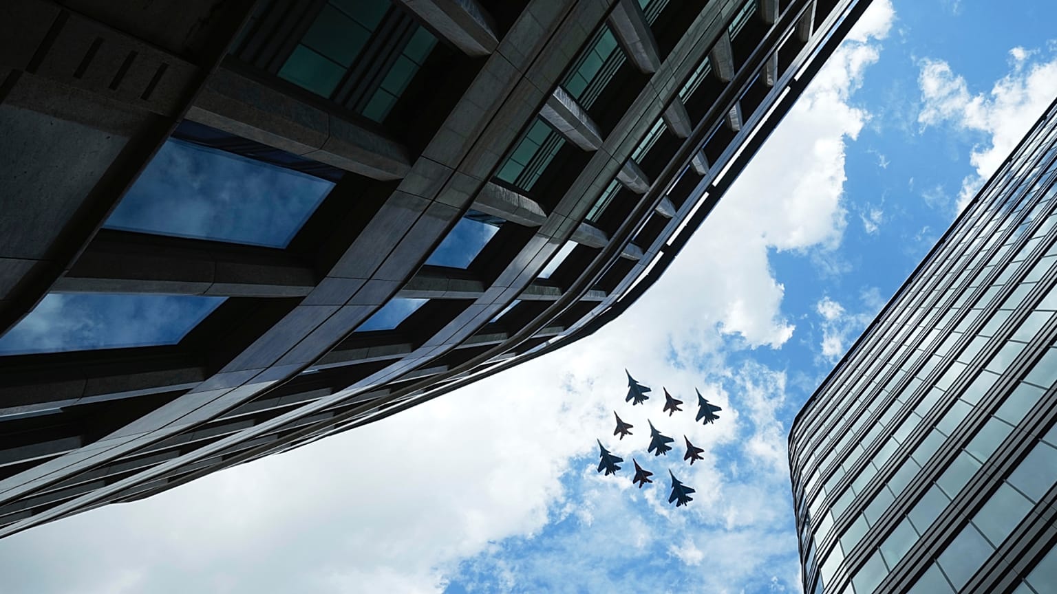 Les chasseurs russes Sukhoi Su-30SM et Mikoyan MiG-29 se dirigent vers la Place Rouge pour la répétition générale du défilé militaire du Jour de la Victoire, le 7 mai 2025.