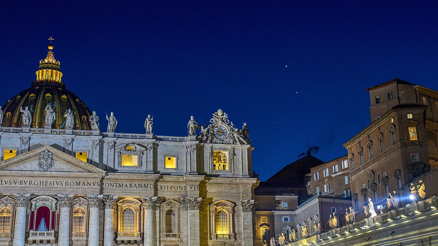 La fumata nera dal camino della Cappella Sistina, dove 133 cardinali hanno votato nel primo giorno del Conclave senza eleggere ancora il nuovo Papa (7 maggio 2025)