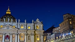 La fumata nera dal camino della Cappella Sistina, dove 133 cardinali hanno votato nel primo giorno del Conclave senza eleggere ancora il nuovo Papa (7 maggio 2025)