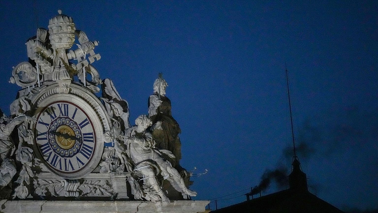 Já sai fumo da Capela Sistina
