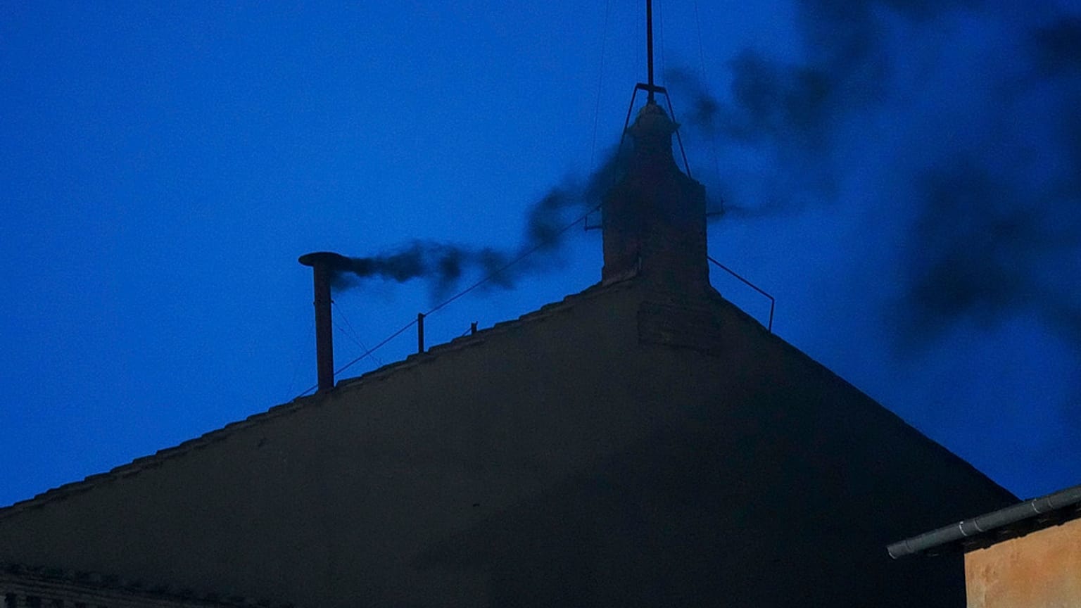 De la fumée noire s'échappe de la cheminée de la chapelle Sixtine, où 133 cardinaux se réunissent au premier jour du conclave, pas encore de successeur du pape François