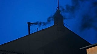 De la fumée noire s'échappe de la cheminée de la chapelle Sixtine, où 133 cardinaux se réunissent au premier jour du conclave, pas encore de successeur du pape François
