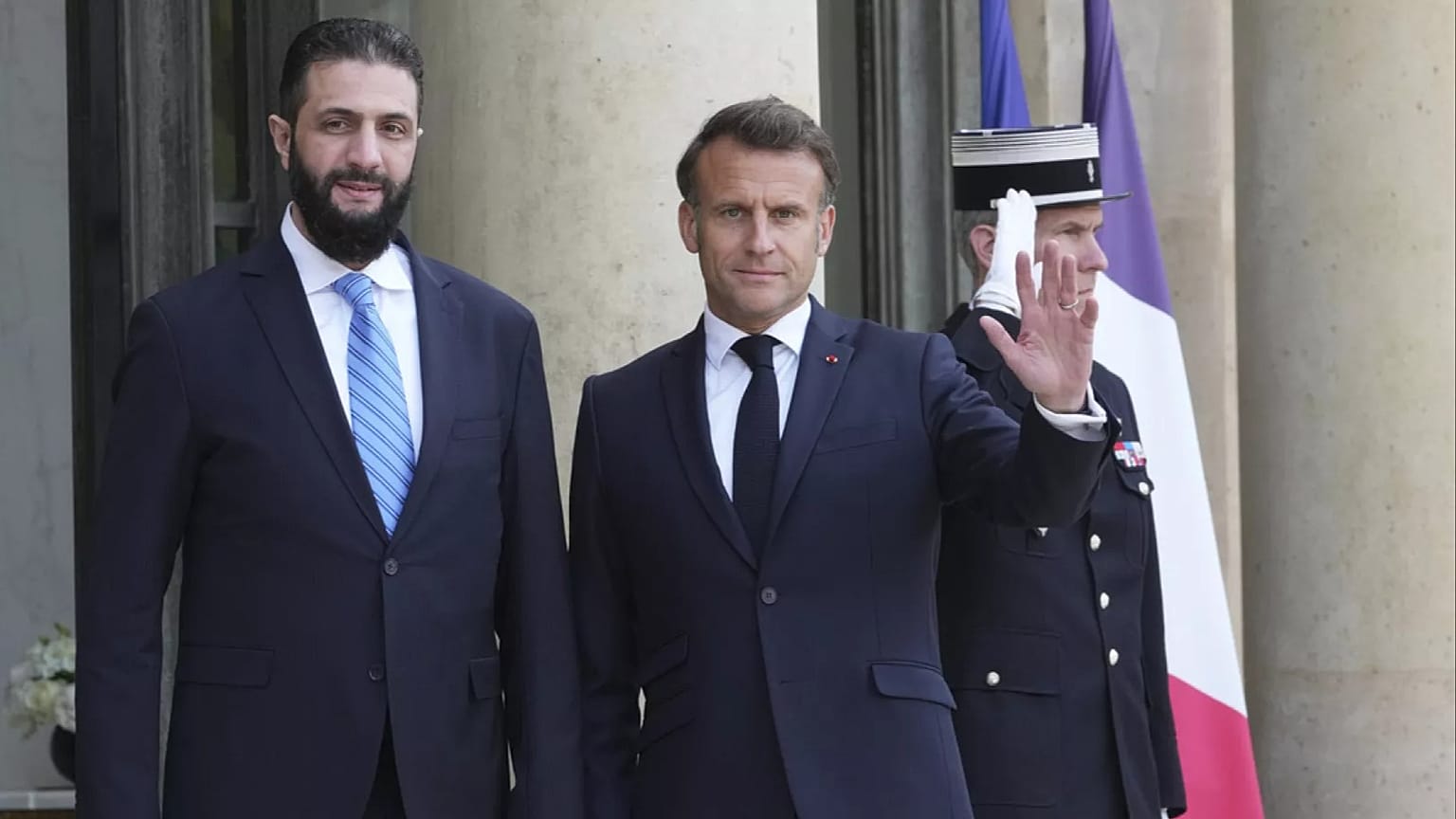 Il presidente francese Emmanuel Macron, a destra, fa un gesto mentre accoglie il presidente ad interim della Siria Ahmad al-Sharaa prima del loro colloquio mercoledì 7 maggio 2025 all'Eliseo.