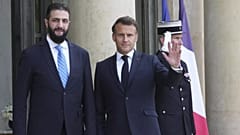 Der französische Präsident Emmanuel Macron, rechts, begrüßt den syrischen Interimspräsidenten Ahmad al-Sharaa vor ihren Gesprächen am Mittwoch, 7. Mai 2025, im Elysee-Palast mit Gesten