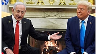 الرئيس الأمريكي دونالد ترامب خلال استقباله رئيس الوزراء الإسرائيلي بنيامين نتنياهو في البيت الأبيض في زيارته الأخيرة.