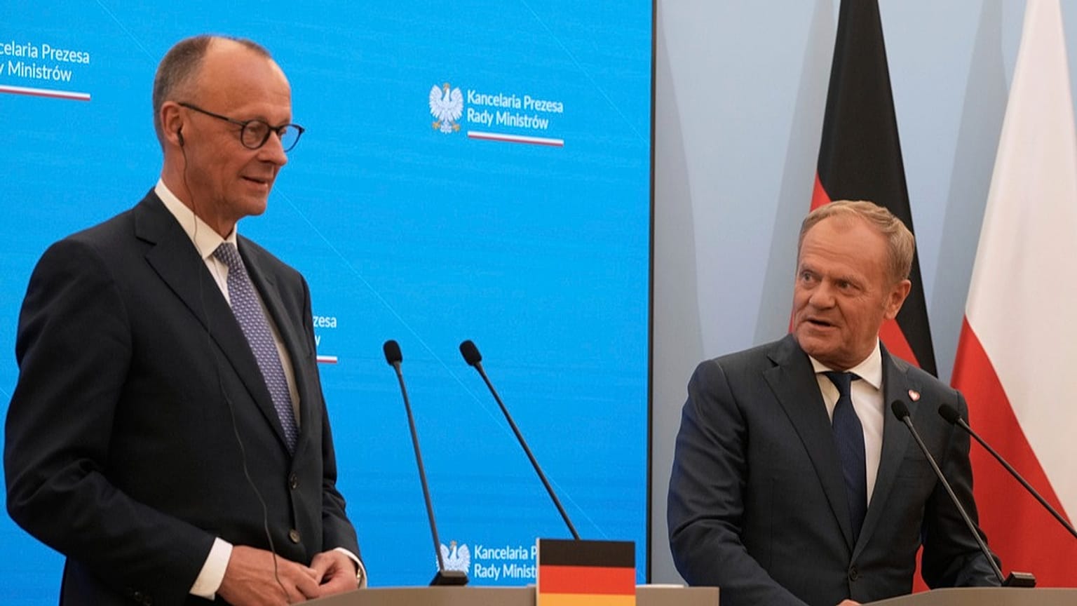 Donald Tusk lengyel miniszterelnök és Friedrich Merz német kancellár közös sajtótájékoztatója Varsóban 2025. május 7-én