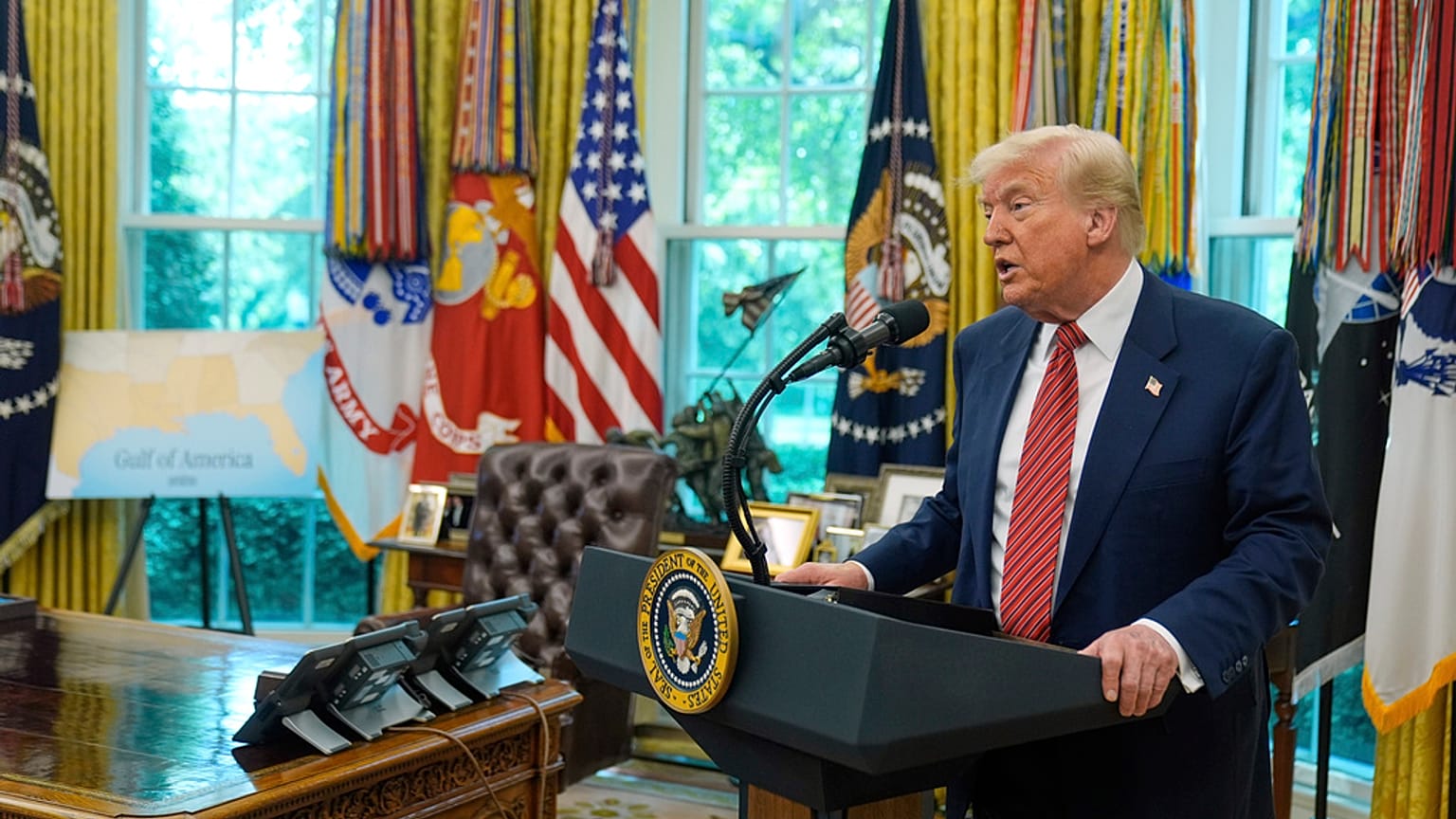الرئيس دونالد ترامب يتحدث إلى الصحفيين خلال حفل أقيم في المكتب البيضاوي في البيت الأبيض، الأربعاء، 7 مايو/أيار 2025، في واشنطن