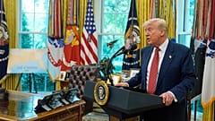 الرئيس دونالد ترامب يتحدث إلى الصحفيين خلال حفل أقيم في المكتب البيضاوي في البيت الأبيض، الأربعاء، 7 مايو/أيار 2025، في واشنطن