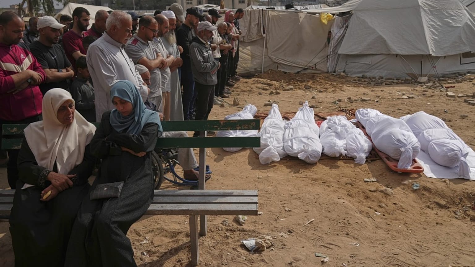 فلسطينيون يؤدون صلاة الجنازة على أقاربهم