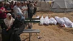 فلسطينيون يؤدون صلاة الجنازة على أقاربهم