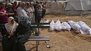 فلسطينيون يؤدون صلاة الجنازة على أقاربهم