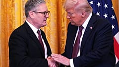 Der britische Premierminister Keir Starmer, links, und US-Präsident Donald Trump geben sich bei einer gemeinsamen Pressekonferenz im Weißen Haus die Hand, 27. Februar 2025, Washington.