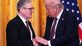 Der britische Premierminister Keir Starmer, links, und US-Präsident Donald Trump geben sich bei einer gemeinsamen Pressekonferenz im Weißen Haus die Hand, 27. Februar 2025, Washington.