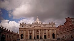Wolken ziehen über den Petersdom, während das Konklave der Kardinäle am Donnerstag, dem 8. Mai 2025, im Vatikan einen neuen Papst wählt.