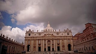 Wolken ziehen über den Petersdom, während das Konklave der Kardinäle am Donnerstag, dem 8. Mai 2025, im Vatikan einen neuen Papst wählt.