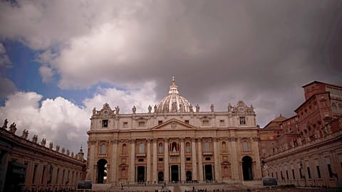 Des nuages dérivent au-dessus de la basilique Saint-Pierre pendant le conclave des cardinaux pour élire un nouveau pape, au Vatican, le jeudi 8 mai 2025