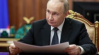 Il presidente russo Vladimir Putin ascolta il sindaco di Mosca Sergei Sobyanin durante il loro incontro al Cremlino a Mosca, Russia, lunedì 5 maggio 2025