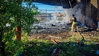 Фото украинских служб экстренной помощи: спасатели тушат пожар в здании, сильно повреждённом в результате российского удара, Сумская область, 8 мая 2025 г.