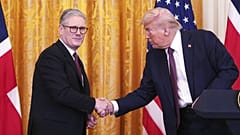 İngiltere Başbakanı Keir Starmer, solda, ve ABD Başkanı Donald Trump Beyaz Saray'daki Doğu Odası'nda düzenlenen ortak basın toplantısında el sıkışıyor. 27 Şubat 2025.
