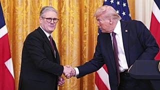 İngiltere Başbakanı Keir Starmer, solda, ve ABD Başkanı Donald Trump Beyaz Saray'daki Doğu Odası'nda düzenlenen ortak basın toplantısında el sıkışıyor. 27 Şubat 2025.