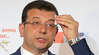 أكرم إمام أوغلو خلال مؤتمر صحافي في إسطنبول، الأحد 31 مارس 2019.