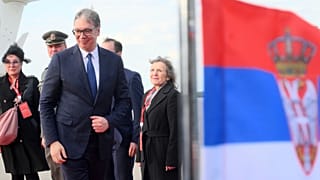 Aleksandar Vučić szerb elnök a moszkvai katonai parádéra érkezik
