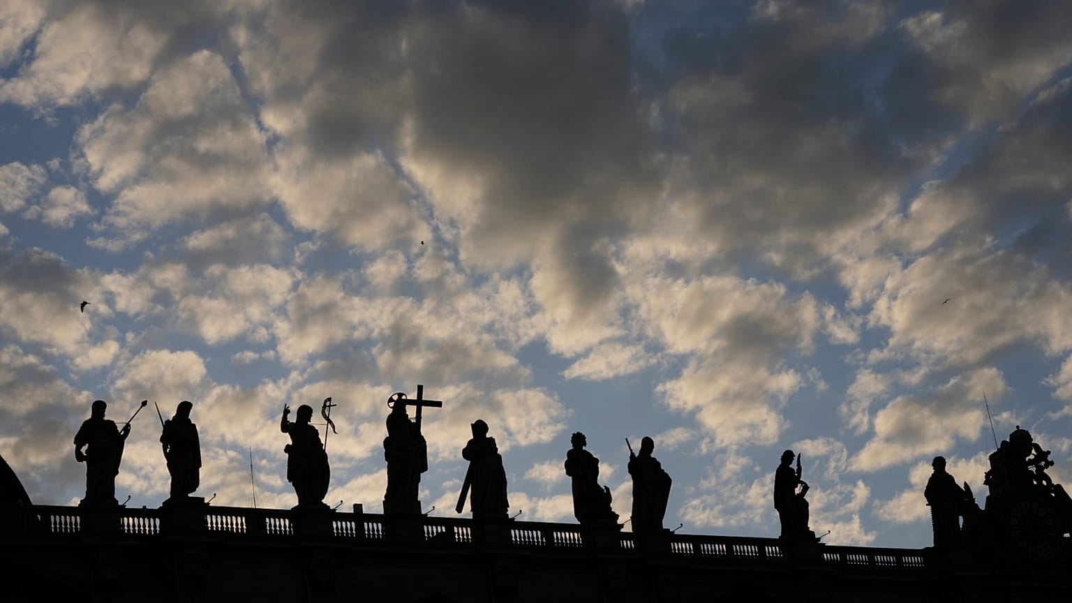 Konklave im Vatikan: Die Statuen der Bernini-Kolonnade während der Papstwahl am Mittwoch, 7. Mai 2025.