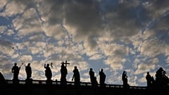 Konklave im Vatikan: Die Statuen der Bernini-Kolonnade während der Papstwahl am Mittwoch, 7. Mai 2025.