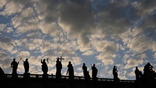 Konklave im Vatikan: Die Statuen der Bernini-Kolonnade während der Papstwahl am Mittwoch, 7. Mai 2025.