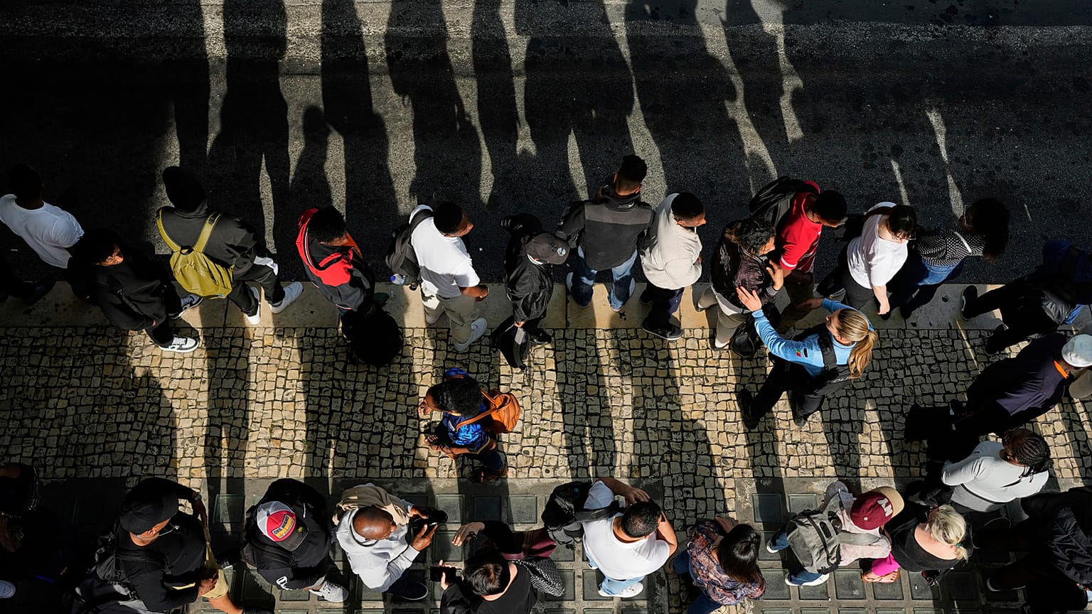 Passeggeri in coda all'hub di trasporto Oriente durante un'interruzione di corrente a Lisbona, lunedì 28 aprile 2025.
