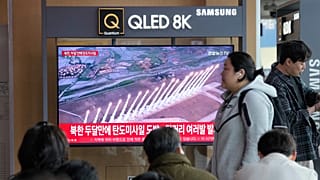 A szöuli vasútállomáson egy tévéképernyőn Észak-Korea 2025. május 8-i rakétakilövése látható.