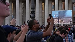 Верующие снимают чёрный дым, 8 мая 2025 года. 