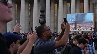 Верующие снимают чёрный дым, 8 мая 2025 года. 