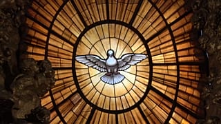Una vidriera del Espíritu Santo corona el espectacular telón de fondo del trono papal en la Basílica de San Pedro del Vaticano.