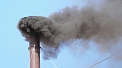 O 11.50 z komina Kaplicy Sykstyńskiej uniósł sie czarny dym. 