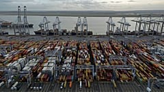 Nakliye konteynerleri Stanford-le-Hope'daki London Gateway limanında işlem görmek üzere beklerken, 5 Şubat 2025