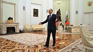 Ο Ρώσος πρόεδρος Βλαντιμίρ Πούτιν υποδέχεται τον ειδικό απεσταλμένο του Αμερικανού προέδρου Ντόναλντ Τραμπ, Στιβ Γουίτκοφ, για τις συνομιλίες τους στο Κρεμλίνο στη Μόσχα, Ρωσία, Παρασκευή 25 Απριλίου 2025.
