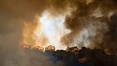 Oakland, Kaliforniya'da Interstate 580 yakınlarında çıkan ot yangını nedeniyle evlerin üzerinden dumanlar yükseliyor, 18 Ekim 2024. 