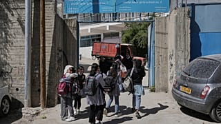 Des étudiants sortent de l'école de filles de l'UNRWA dans le camp de réfugiés de Shuafat à l'est de Jérusalem, après que les forces israéliennes aient ordonné la fermeture de six de ses écoles, jeudi 8 mai 2025.